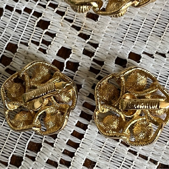 Vintage Sarah Coventry Brooch and Earrings- Glow under UV light - Picture 5 of 7